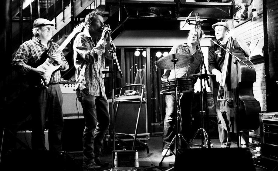 20141021_dorpshuis_Nooitgedacht__l_bandfoto_bas_kleinehisharmaniacs.jpg