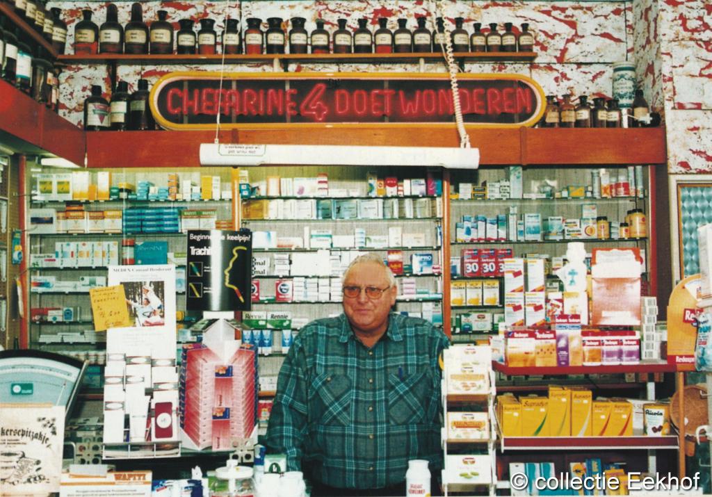 Eekhof achter toonbank.JPG