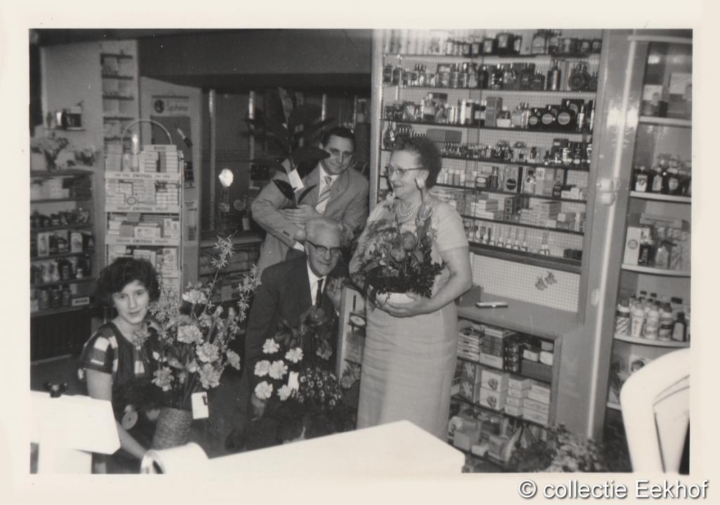 Johan en Siem met ouders in de winkel.JPG