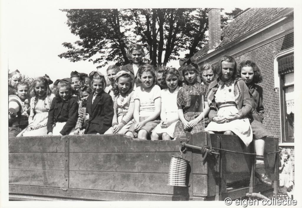 Bevrijdingsoptocht Veendam kinderen op wagen.JPG