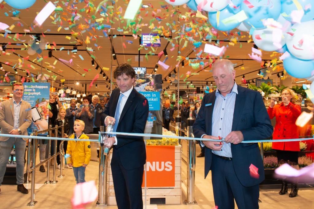Wethouder Henk-Jan Schmaal en supermarktmanager Jan Haandrikman openen AH Autorama.jpg