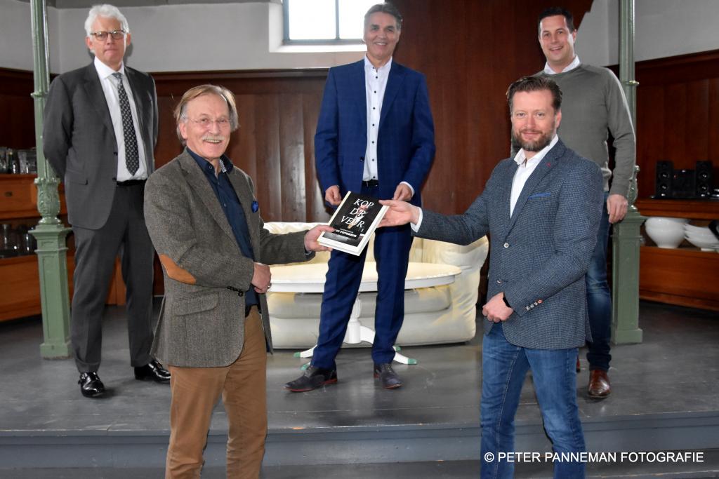 Uitreiking 1e boek.JPG