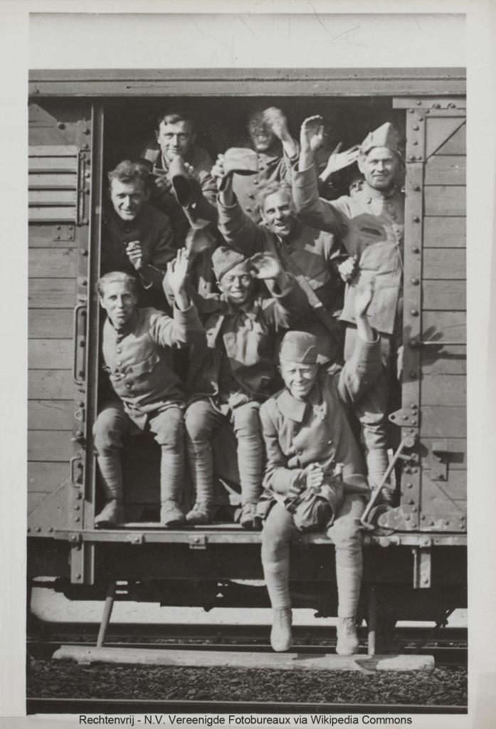 Terugkeer Nederlanse krijgsgevangen met goederenwagon 1940.jpg