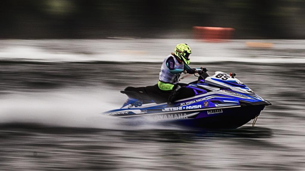 Herbert Aust -jet-ski-3700121_1920.jpg