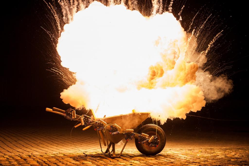 explosion-g00c0bd841_1920.jpg