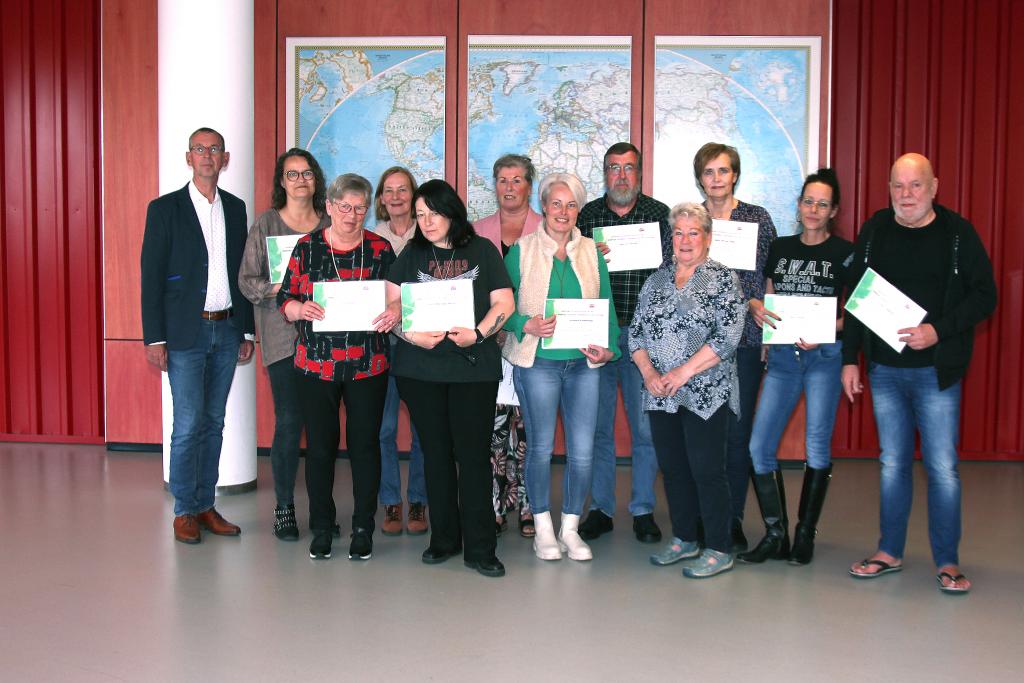Groepsfoto met diploma.jpg