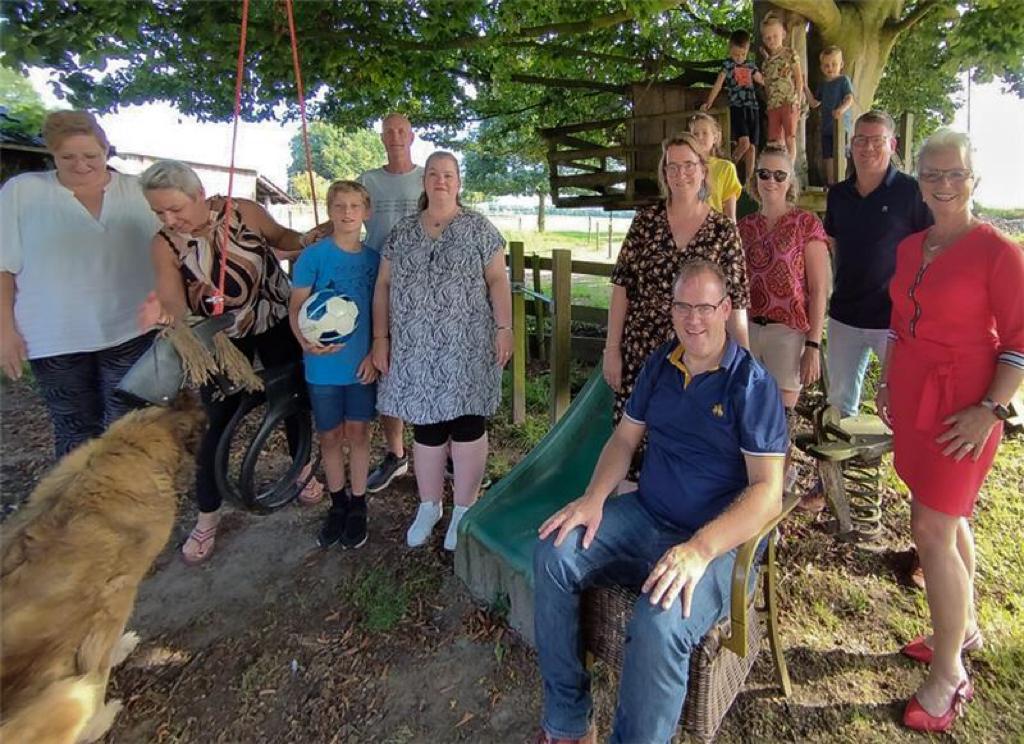 Buurtgezinnen - Groep bij glijbaan met hond pleun.jpg