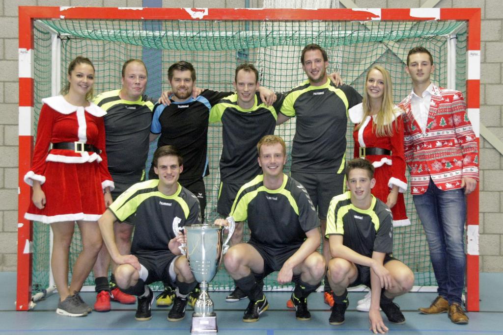 Winnaar Kerst Zaalvoetbal Toernooi Veendam 2017 - foto Egbert Venema.JPG
